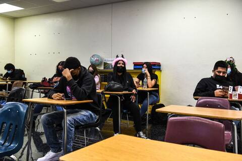 Regreso a clases en Miami bajo el estandarte de la guerra de las máscaras