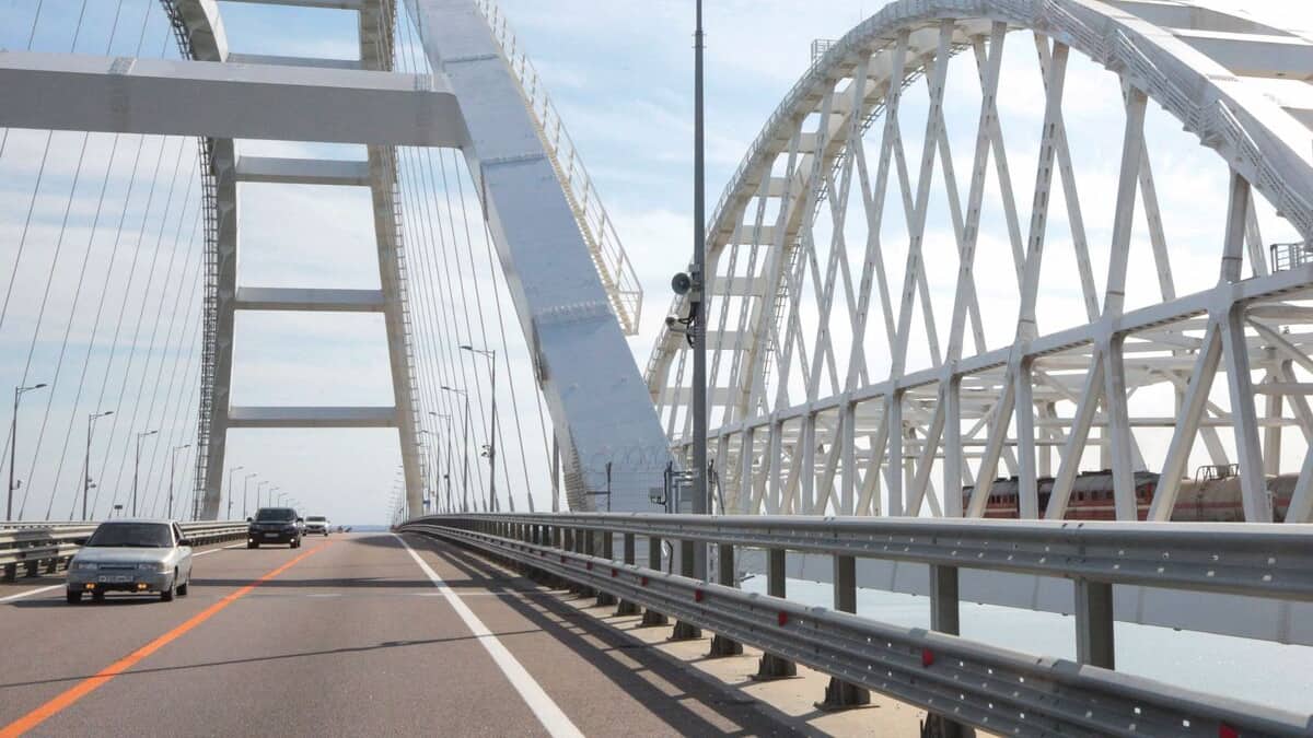 La Russia afferma di aver intercettato 12 missili mirati al ponte di Crimea La Russia afferma di aver intercettato 12 missili mirati al ponte di Crimea