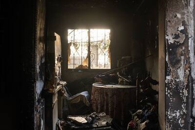 EN FOTOS | Incendios en Grecia: los bomberos avanzan, se encuentra el cuerpo en una fábrica carbonizada