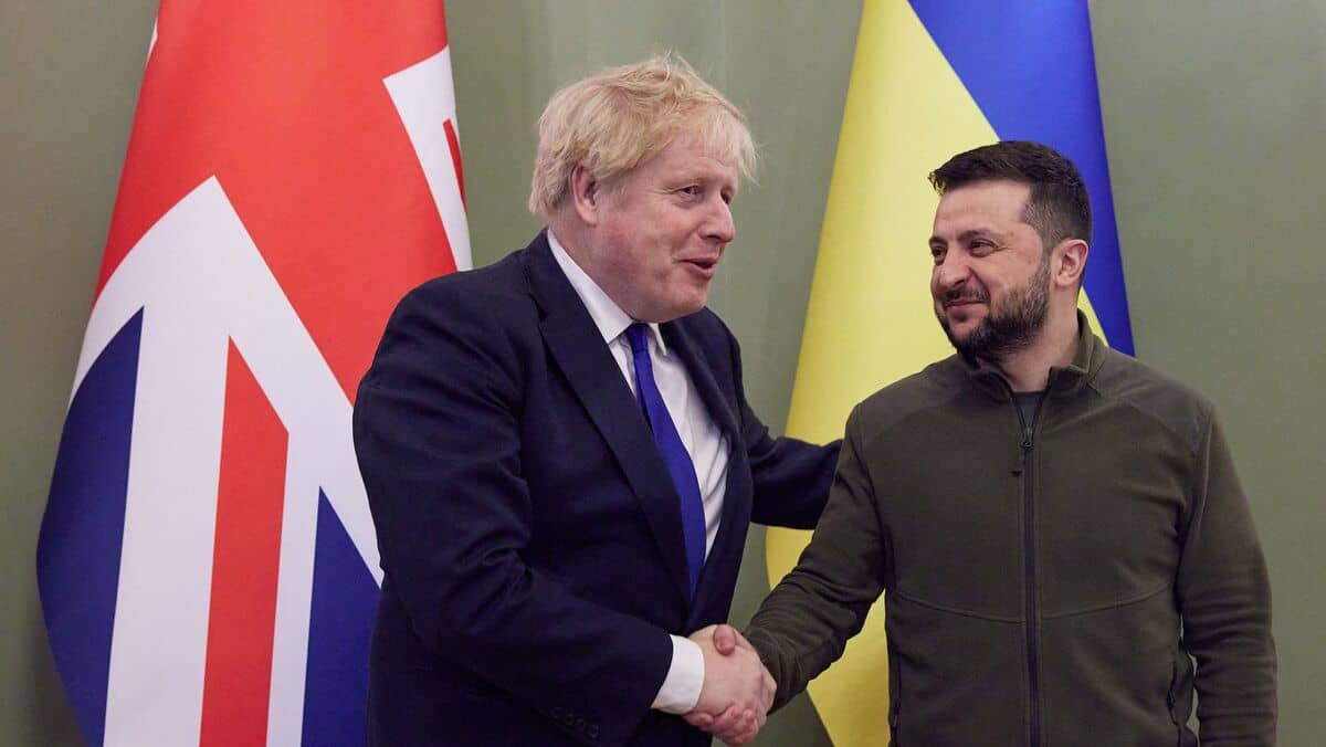 Boris Johnson offre à l'Ukraine des blindés et des missiles antinavires
