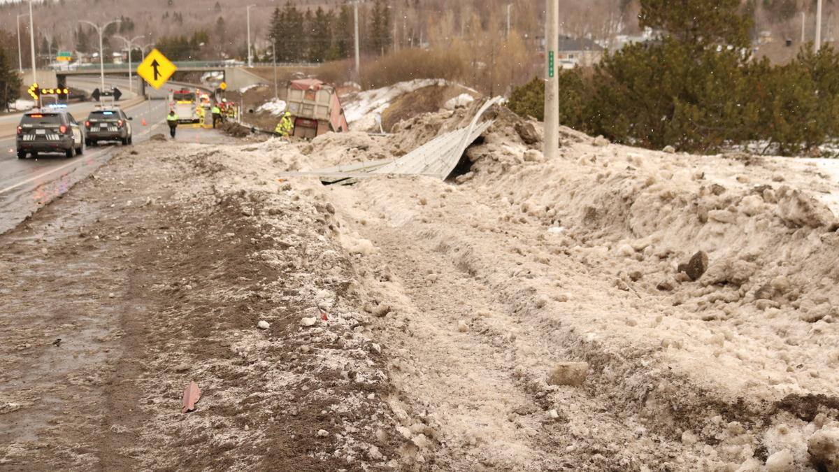 [PHOTOS] Un train routier fait une spectaculaire embardée à Québec | JDQ