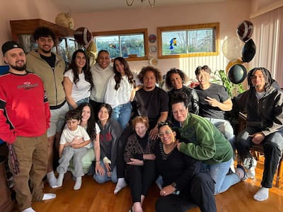 Este é o círculo da família e dos próximos que Jones venceu a repescagem da NFL, perto de sua avó.