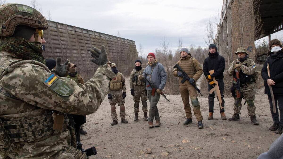 Ukraine: Zelensky affirme que ses alliés envoient «des armes» et appelle à défendre Kiev