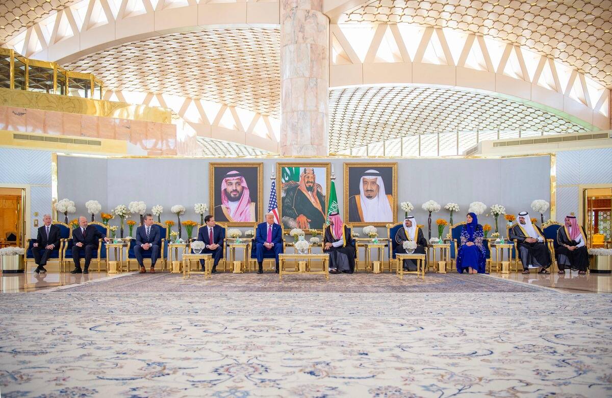 &Agrave; VOIR | Avions de combat et chandeliers g&eacute;ants: un accueil faste pour Trump &agrave; Ryad
