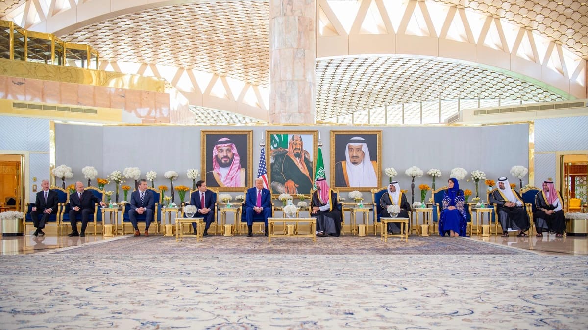 À VOIR | Avions de combat et chandeliers géants: un accueil faste pour Trump à Ryad