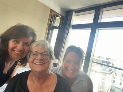 Micheline Vidal, bir gün Londra gezisi sırasında retinasını yeniden bağlamak için ameliyat olmak zorunda kaldı.