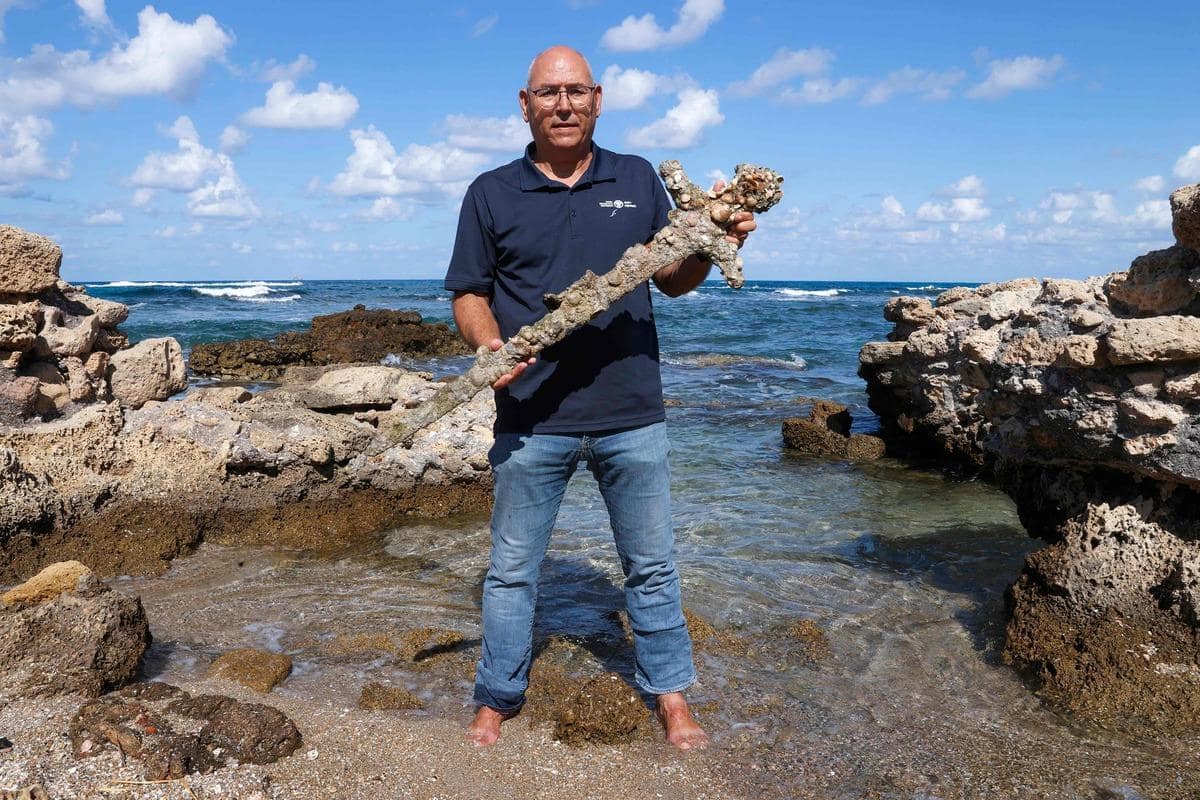 Isra&euml;l: une &eacute;p&eacute;e d'un Crois&eacute; vieille de 900 ans d&eacute;couverte par un plongeur
