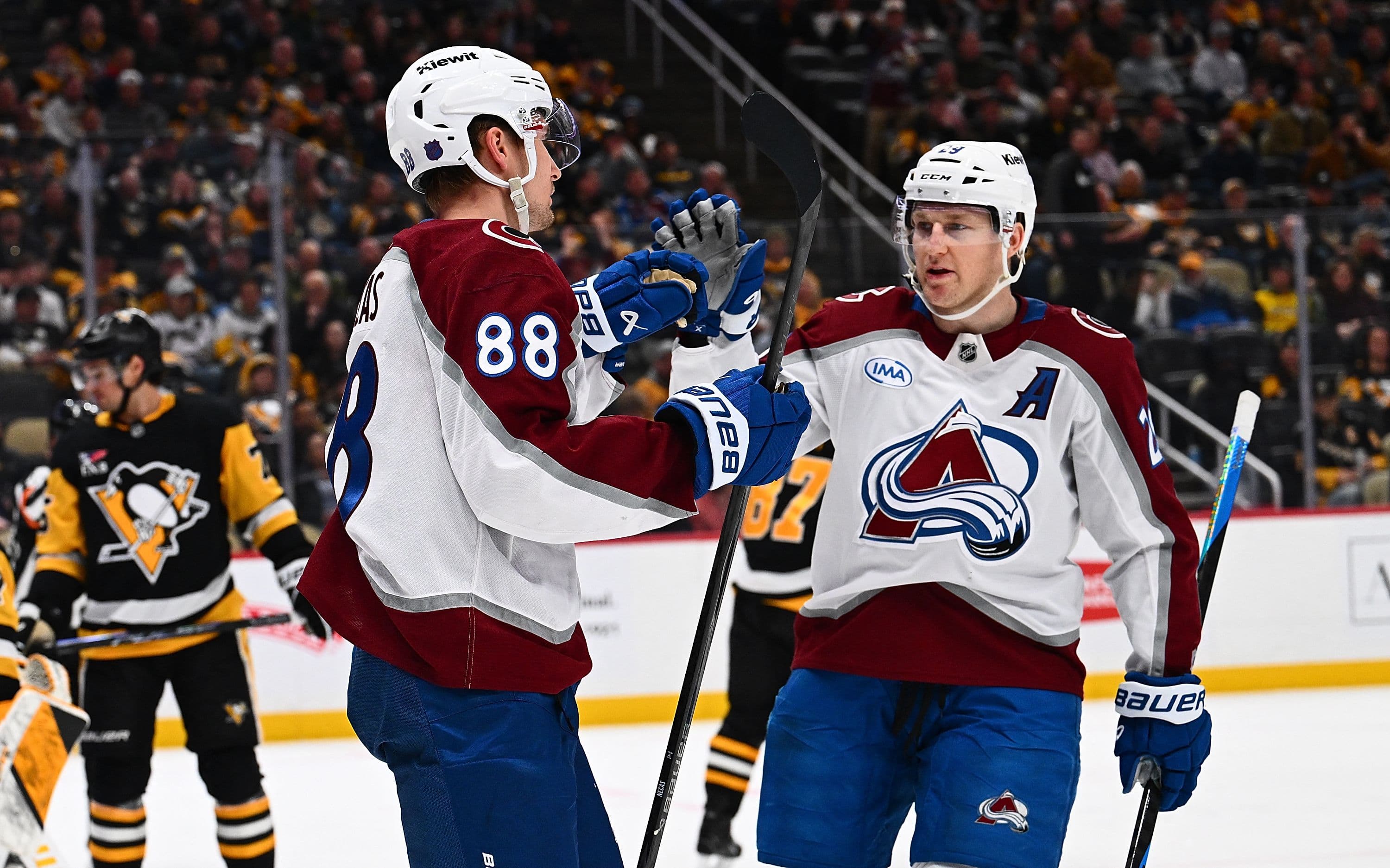 Nathan MacKinnon marque encore... dans un filet désert