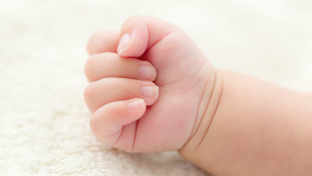 Un bébé de trois semaines meurt de la COVID-19