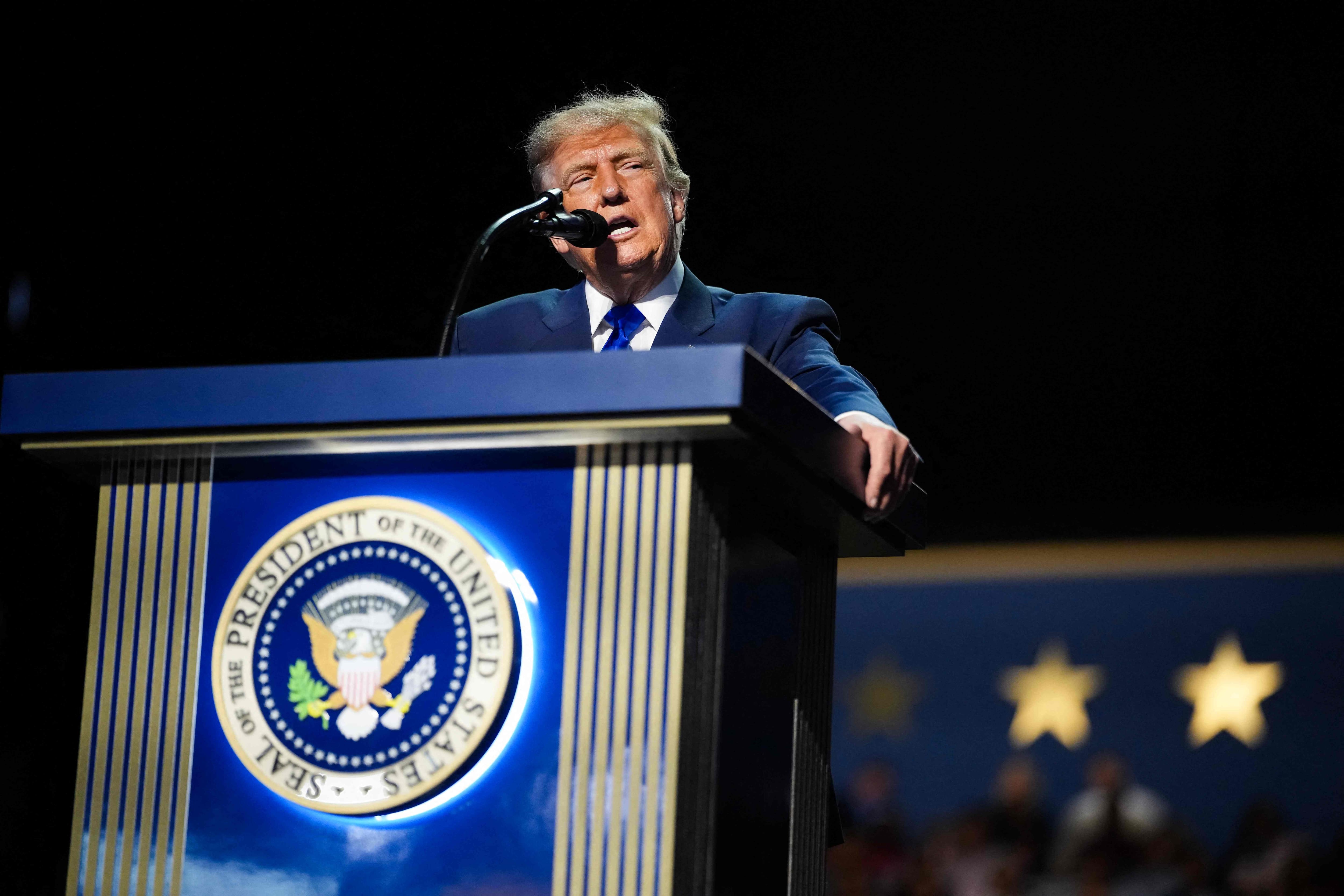 Le président américain Donald Trump prend la parole sur scène lors du premier jour de la Convention nationale républicaine de 2026 à l'American Airlines Center, le 9 septembre 2026 à Dallas, au Texas.