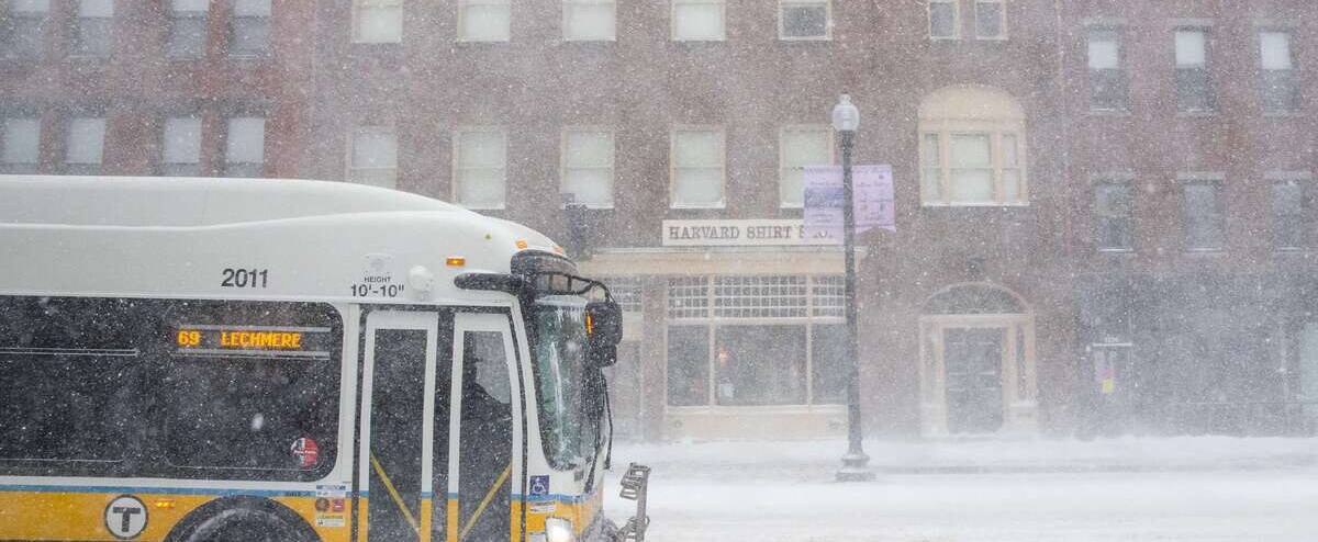 « Bombe cyclonique » aux Etats-Unis: Boston sous 60 cm de neige, un record