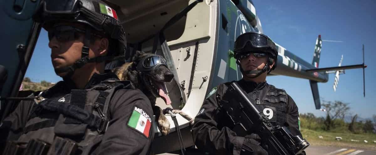 Pelo menos 13 mortos em uma emboscada em um comboio de segurança no México Pelo menos 13 mortos em uma emboscada em um comboio de segurança no México