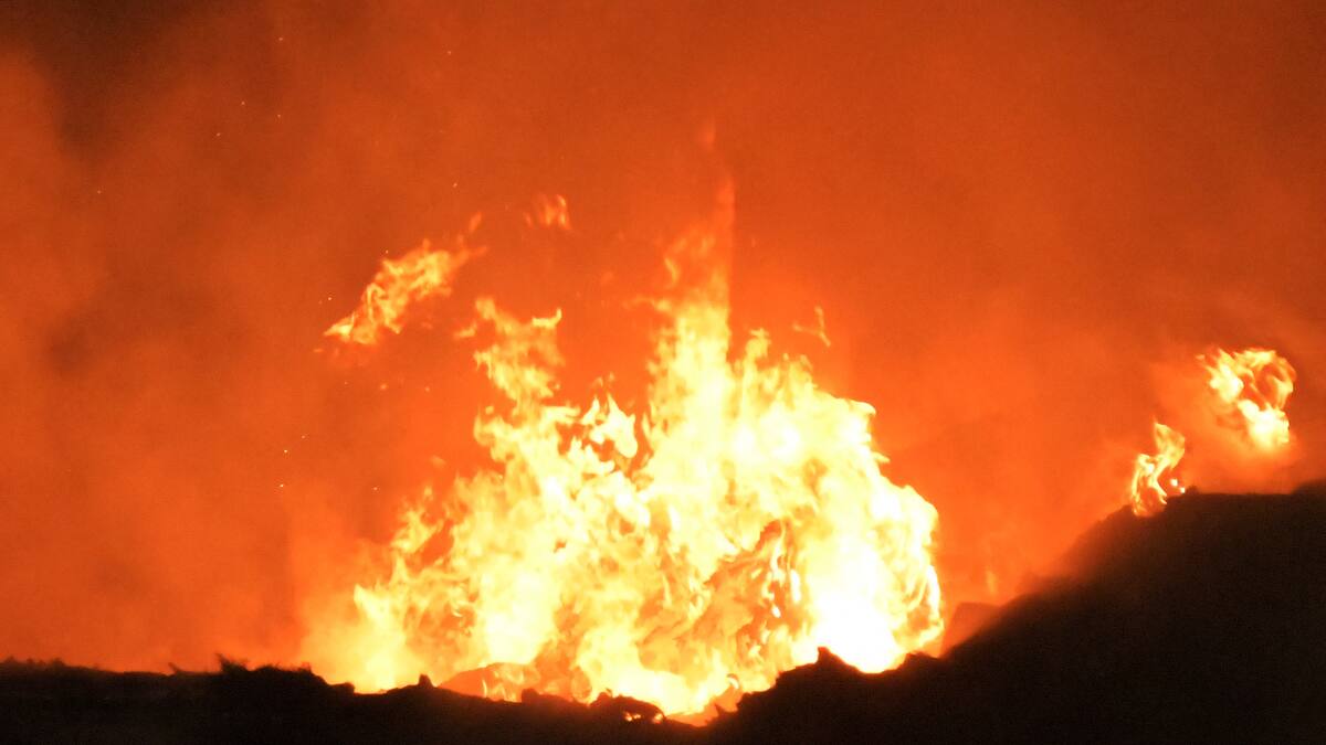 Des bennes à bois en flammes à Oka