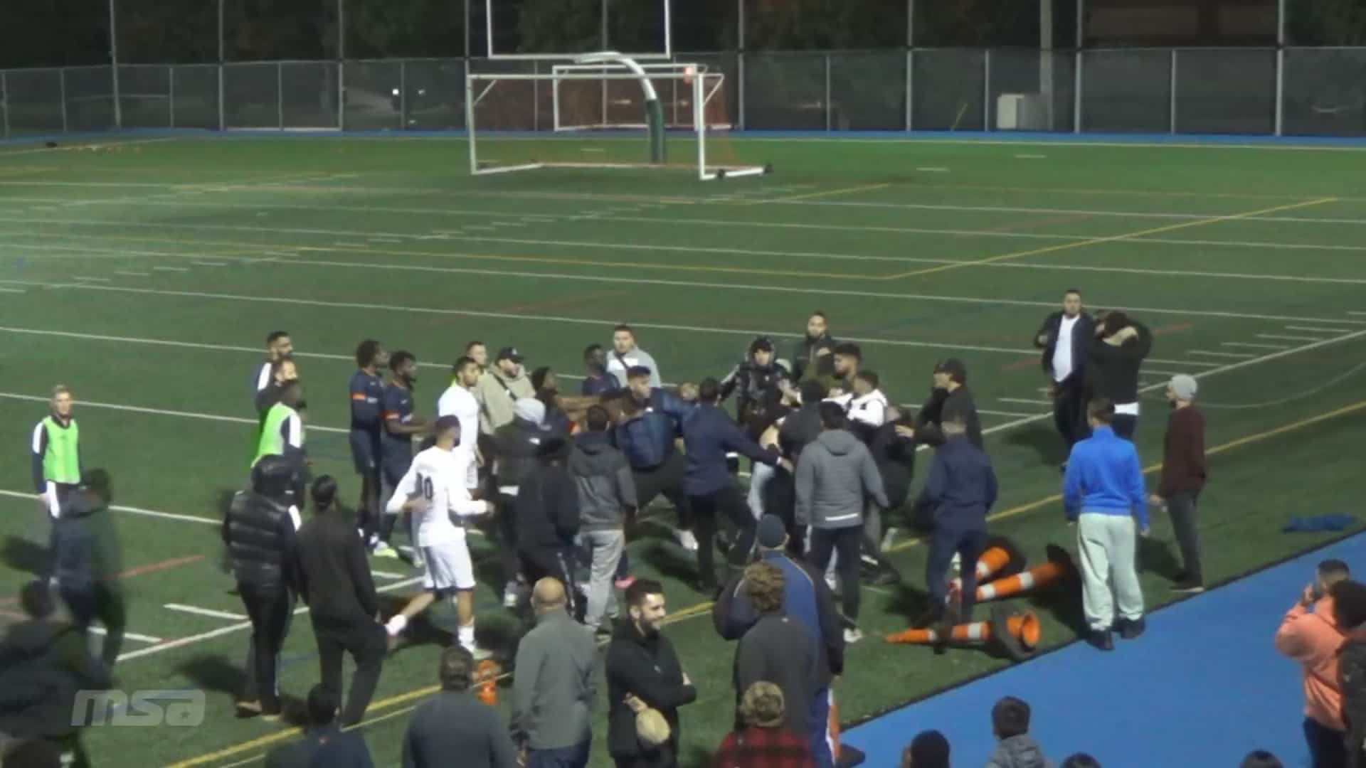 vid-o-une-bagarre-g-n-rale-clate-en-plein-match-de-soccer-dollard