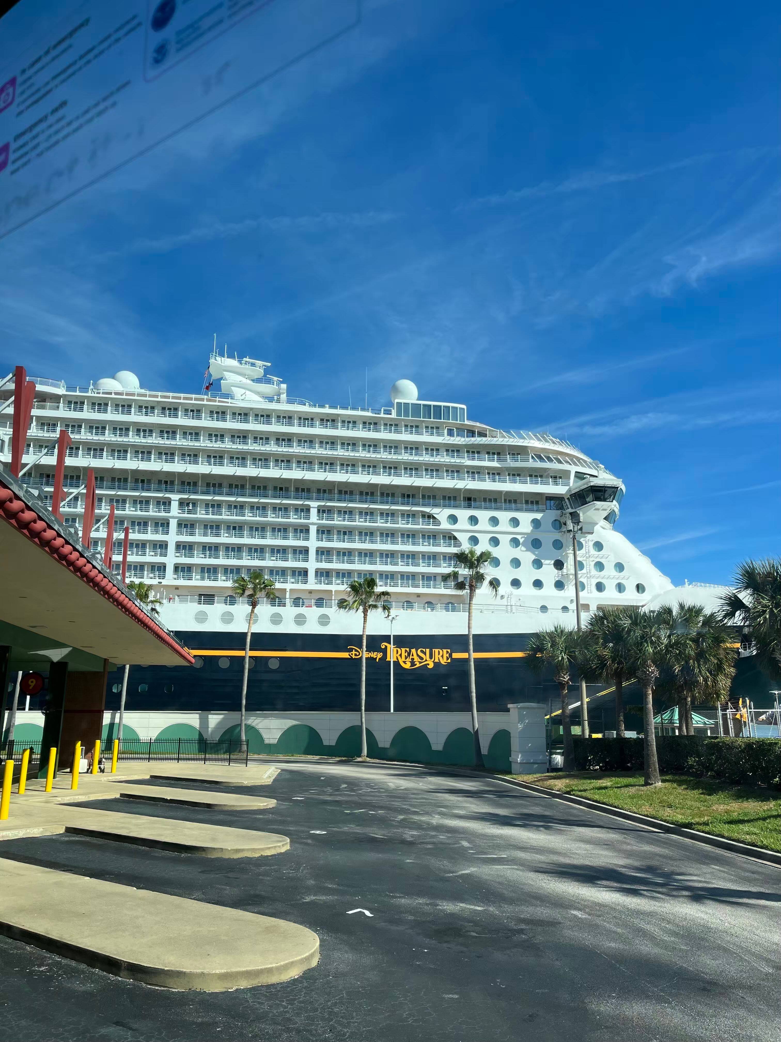 Le Disney Treasure dans le port Canaveral.