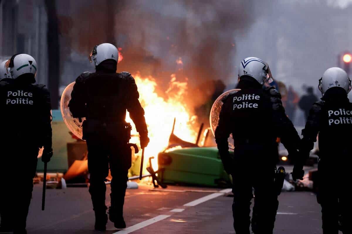 EN IMAGES | Des heurts pendant une manifestation contre les mesures anti-COVID &agrave; Bruxelles