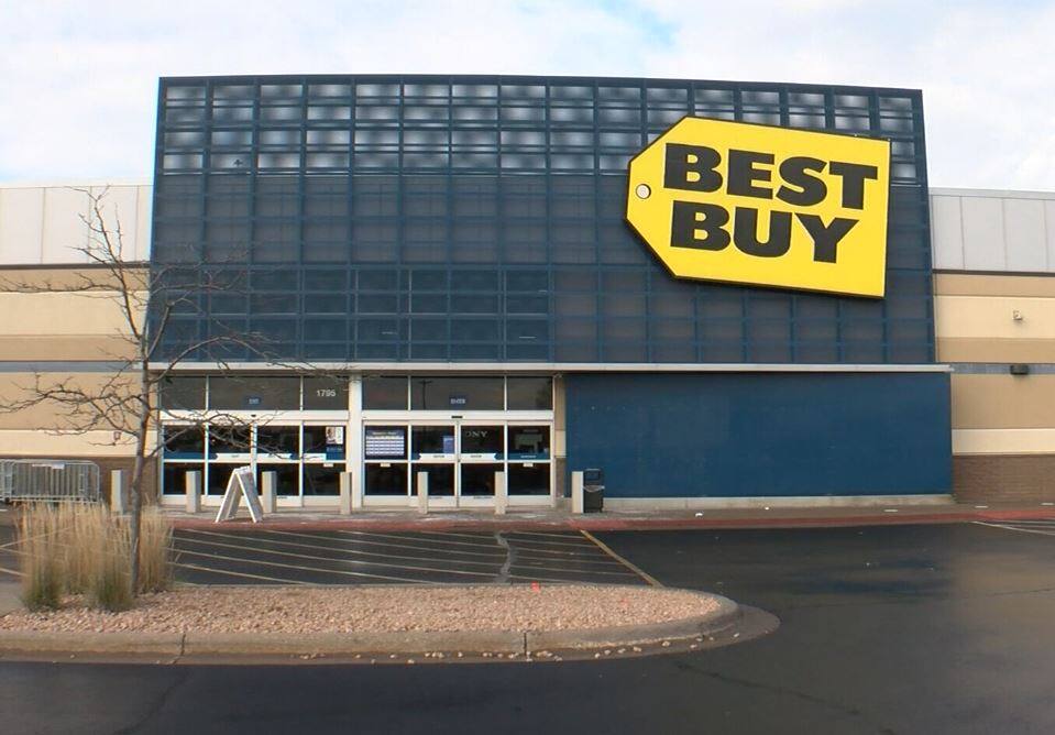 Des magasins Best Buy pill&eacute;s par des foules durant le Black Friday