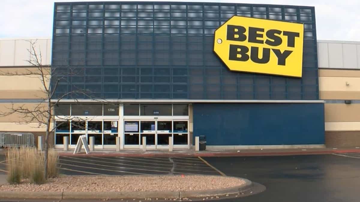 Des magasins Best Buy pillés par des foules durant le Black Friday