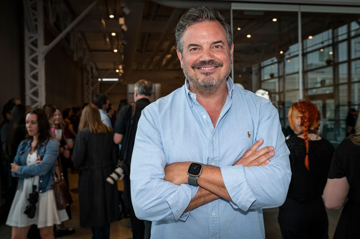 The host of “La Voix”, Charles Lafortune, whose Pixcom box produces “Indéfendable”.