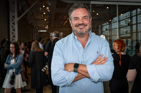 The host of “La Voix”, Charles Lafortune, whose Pixcom box produces “Indéfendable”.