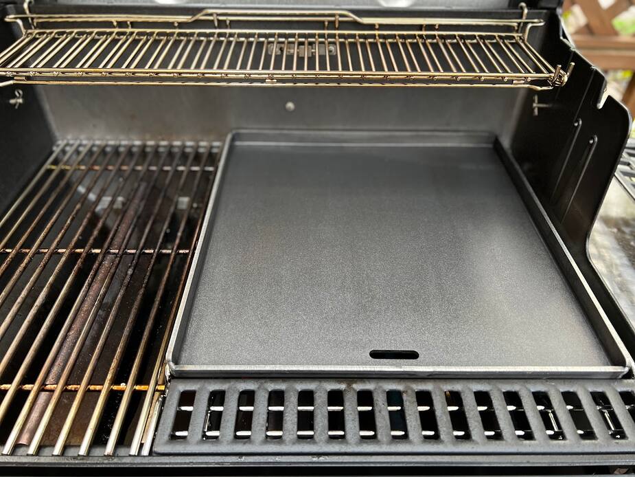 Il existe des planchas qu’on place sur un barbecue traditionnel. Il s’agit d’un bon moyen pour s’initier à cette forme de cuisson.