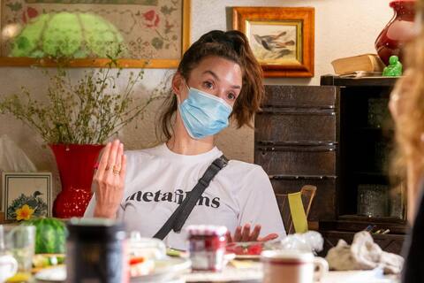 Charlotte Le Bon, derrière son masque, dirige Monia Chokri et Arthur Igual.