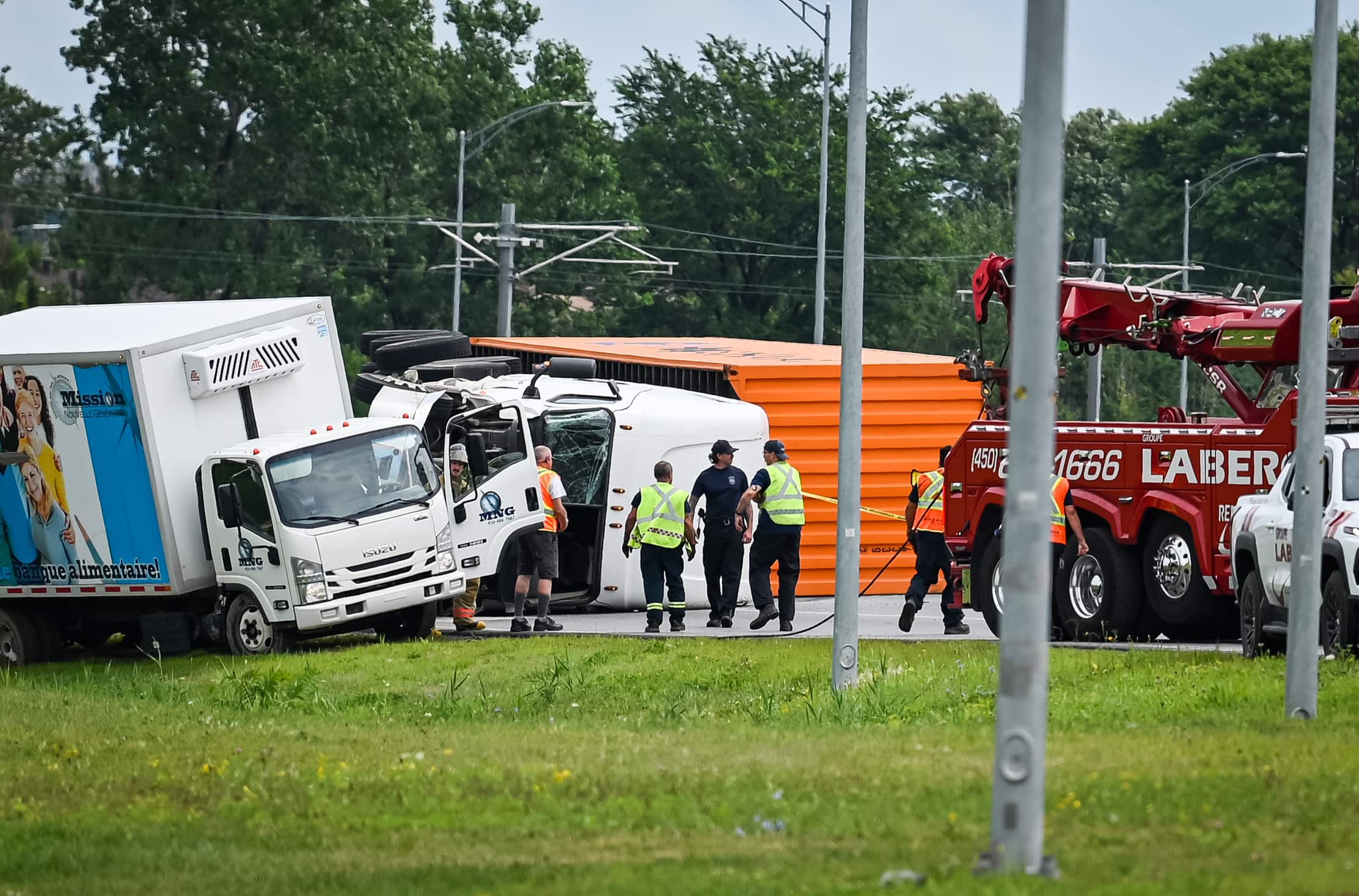 PHOTOS | Un poids lourd se renverse à la sortie du pont Samuel-De Champlain