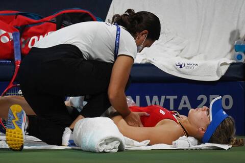 Eugenie Bouchard no puede terminar el trabajo