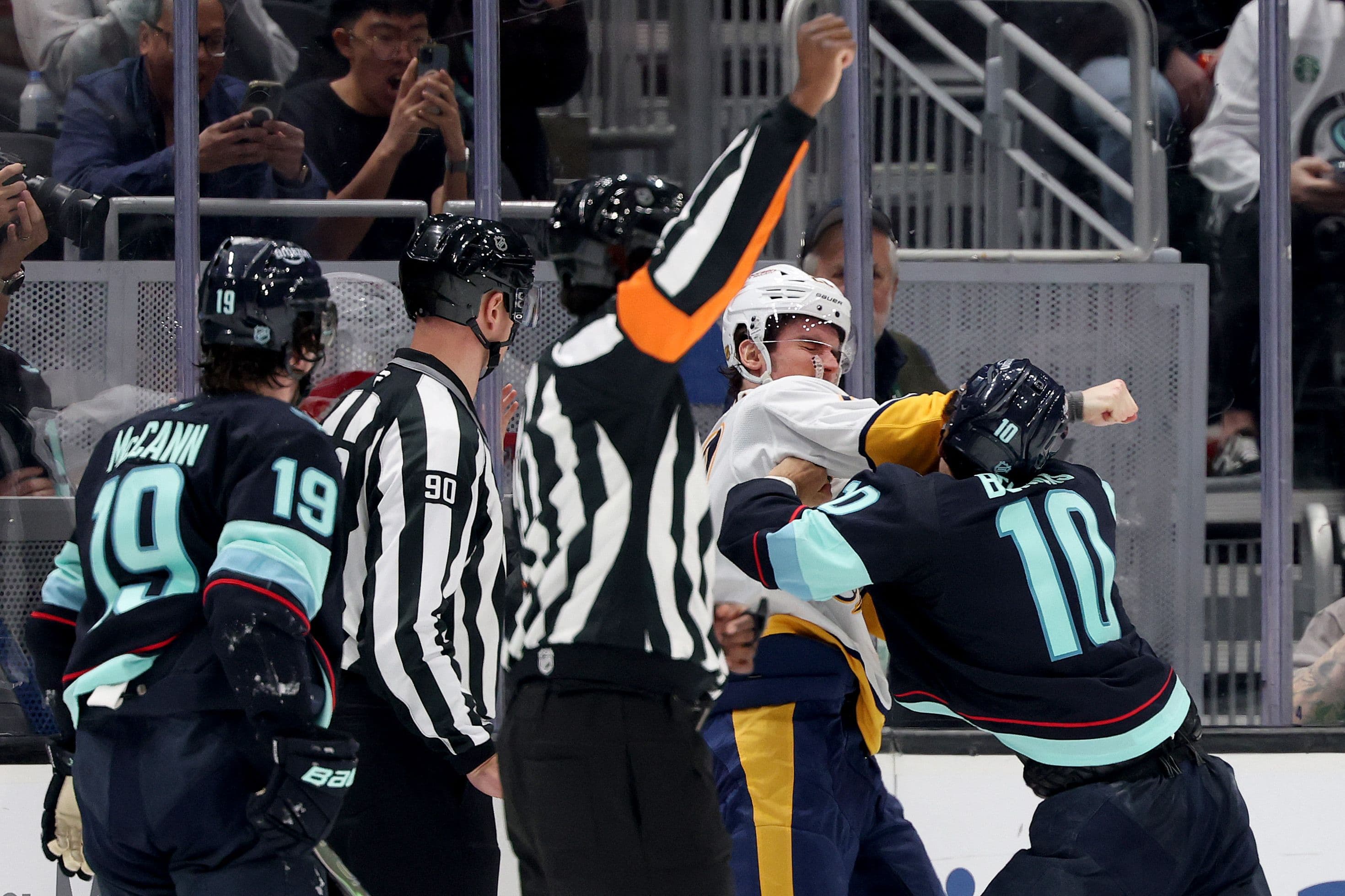 «Justin Barron! Donne-moi deux secondes! Tiens ma bière!»