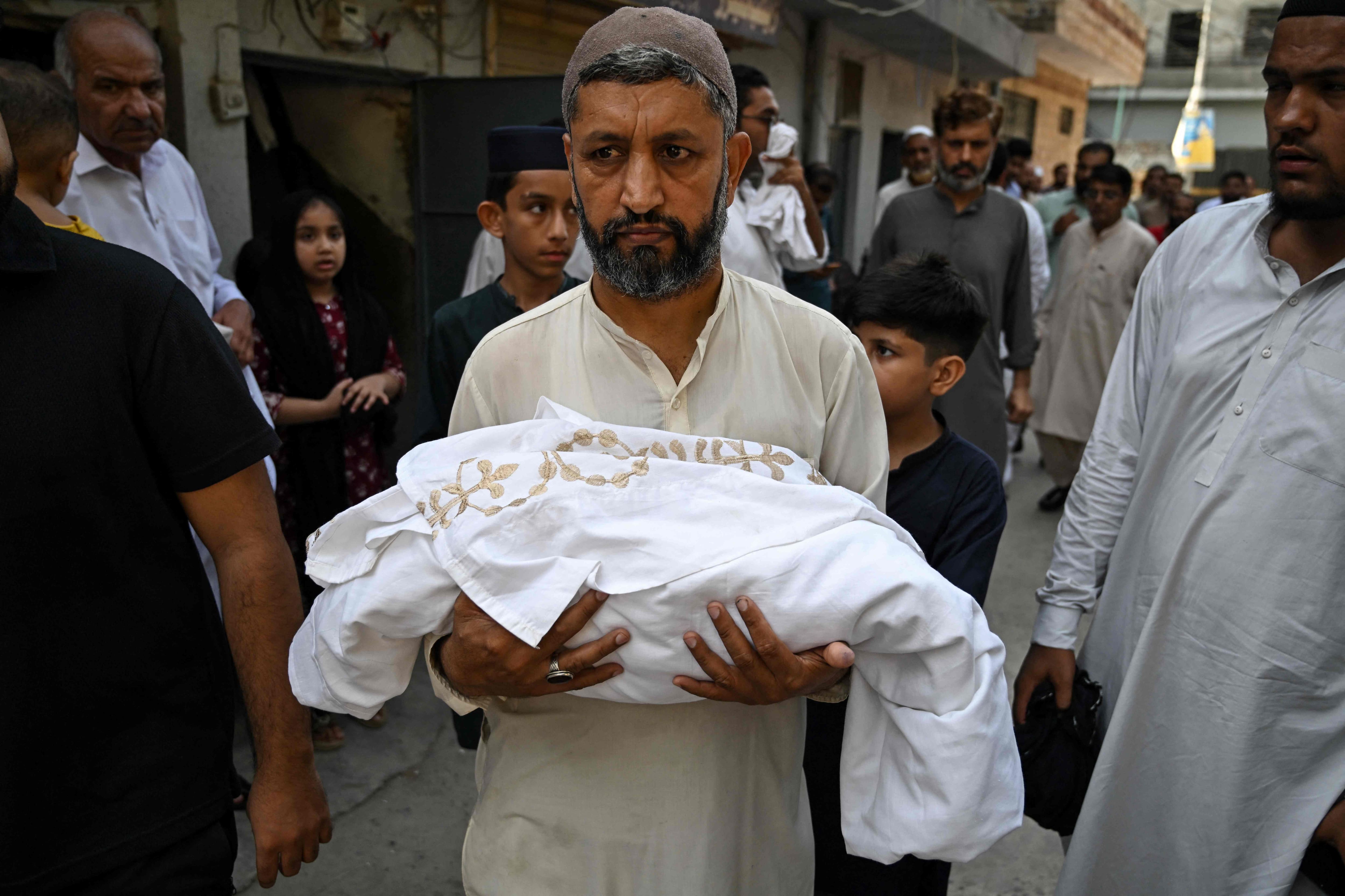 Pakistan: huit responsables suspendus après la mort de 14 bébés dans un incendie