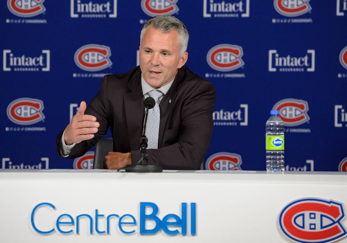 Martin St-Louis d&eacute;fend le jeu sans la rondelle de Lane Hutson