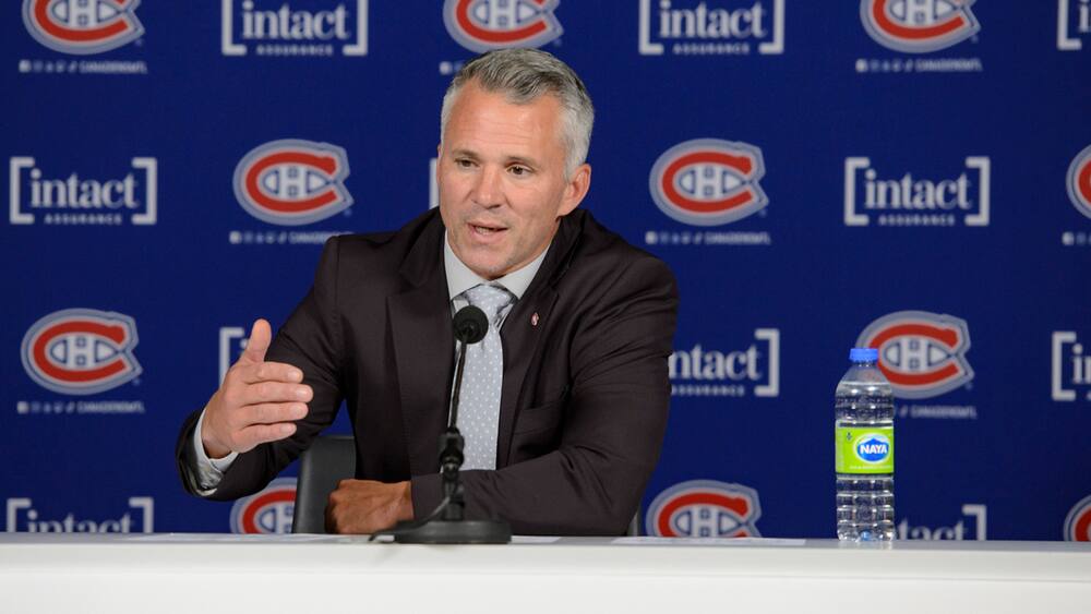 Martin St-Louis défend le jeu sans la rondelle de Lane Hutson