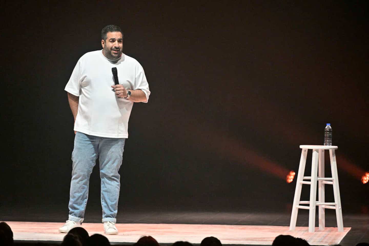L'humoriste Neev lance son deuxième spectacle solo intitulé En pleine face