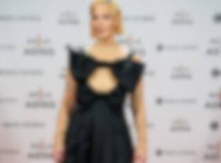 Claudine Prévost ose les cheveux roses