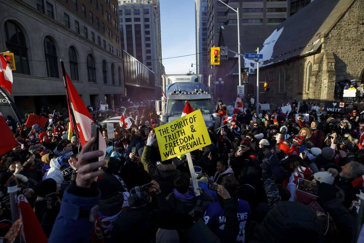 &laquo;Convoi de la libert&eacute;&raquo;: une polici&egrave;re accus&eacute;e pour avoir soutenu les camionneurs