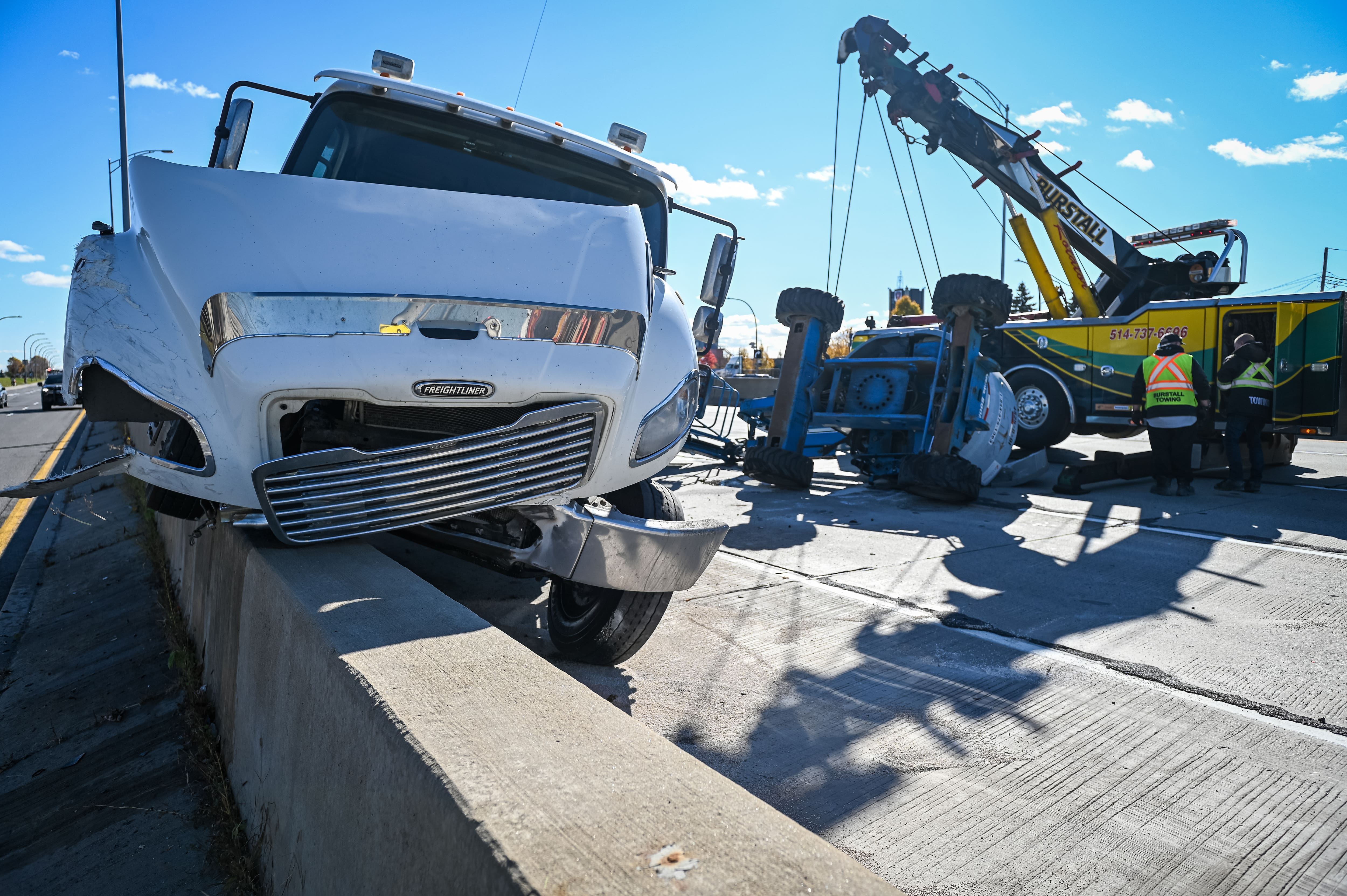 IMAGES | Accident spectaculaire impliquant trois véhicules sur l’A-13 à Montréal