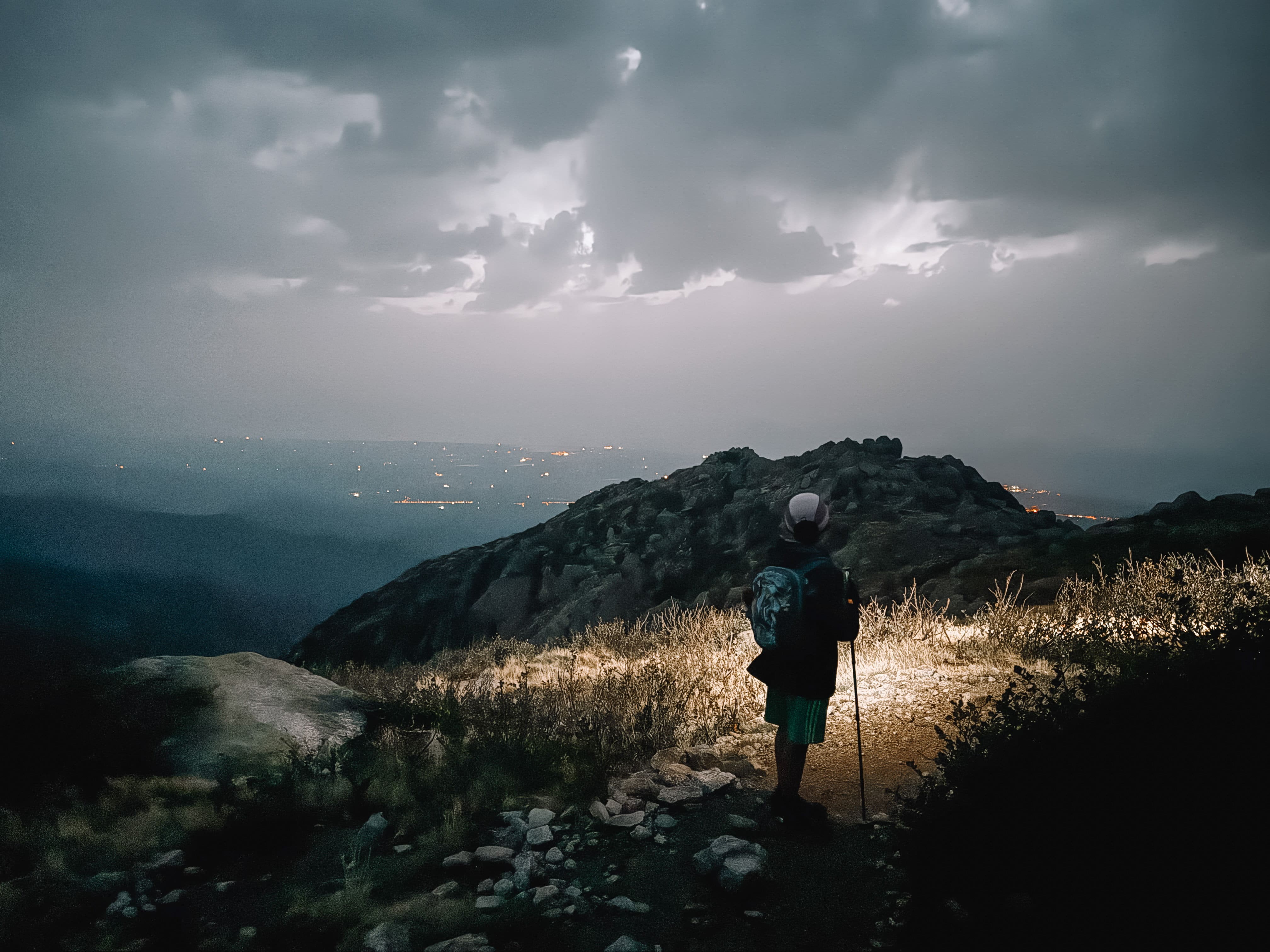 Plusieurs étapes ont necessité des parcours dans l'obscurité, à la lampe frontale. De maneira geral, as noites são de cortesia durante a noite.