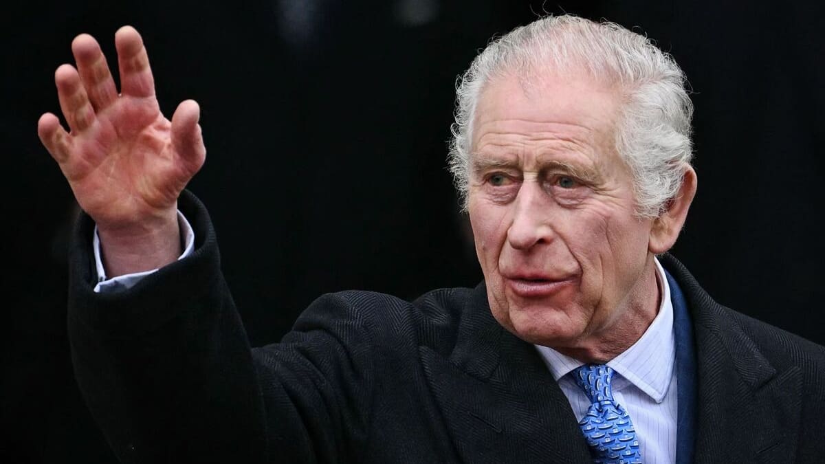 Un avion utilisé par le Roi Charles III perd trois fenêtres en plein vol