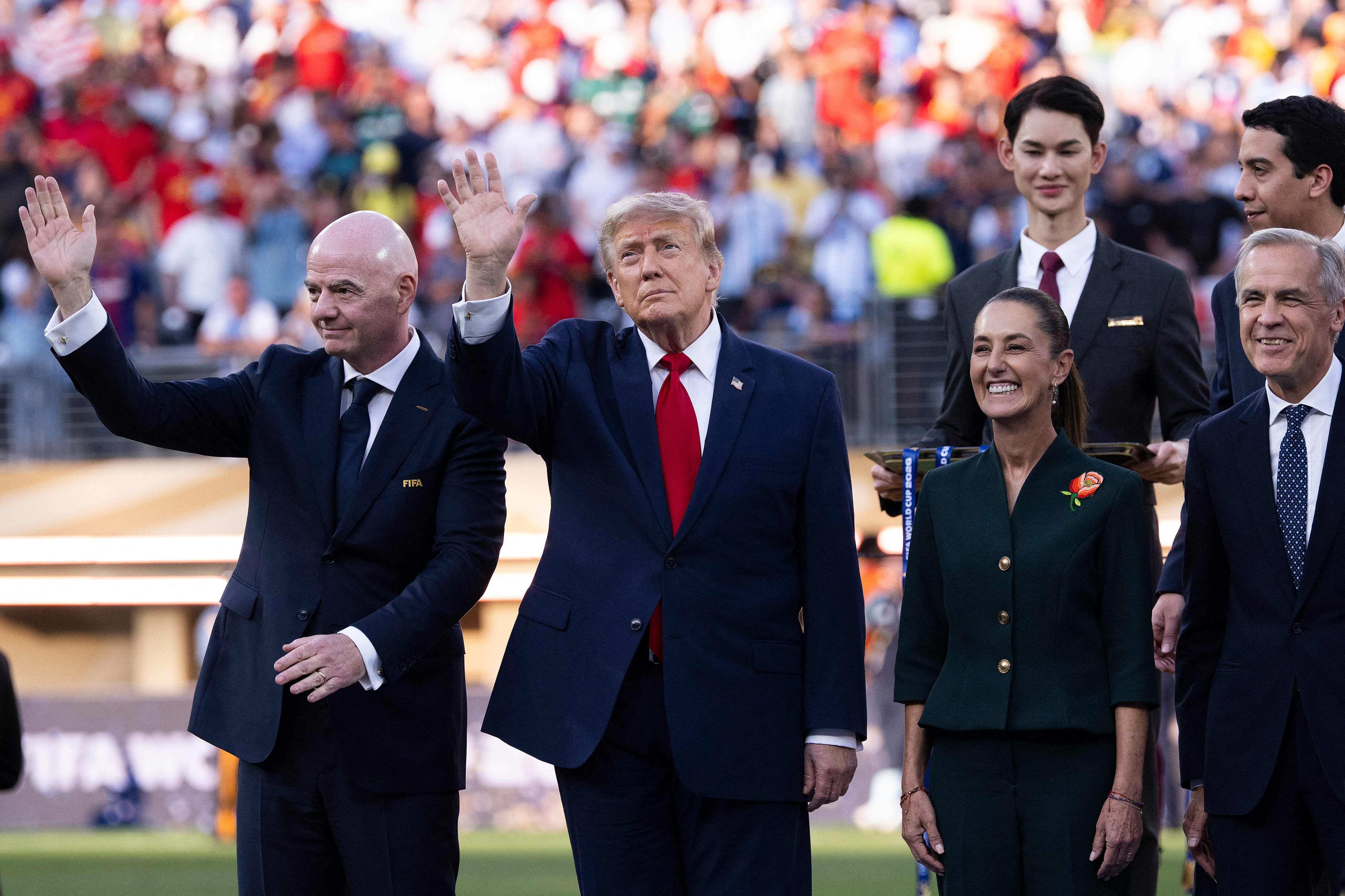 Le président de la FIFA, Gianni Infantino, le président américain Donald Trump et la présidente mexicaine Claudia Sheinbaum se préparent pour la cérémonie de remise des prix lors de la finale de la Coupe du monde de la FIFA 2026 opposant l'Espagne à l'Argentine, au New York New Jersey Stadium, le 19 juillet 2026 à East Rutherford, dans le New Jersey.
