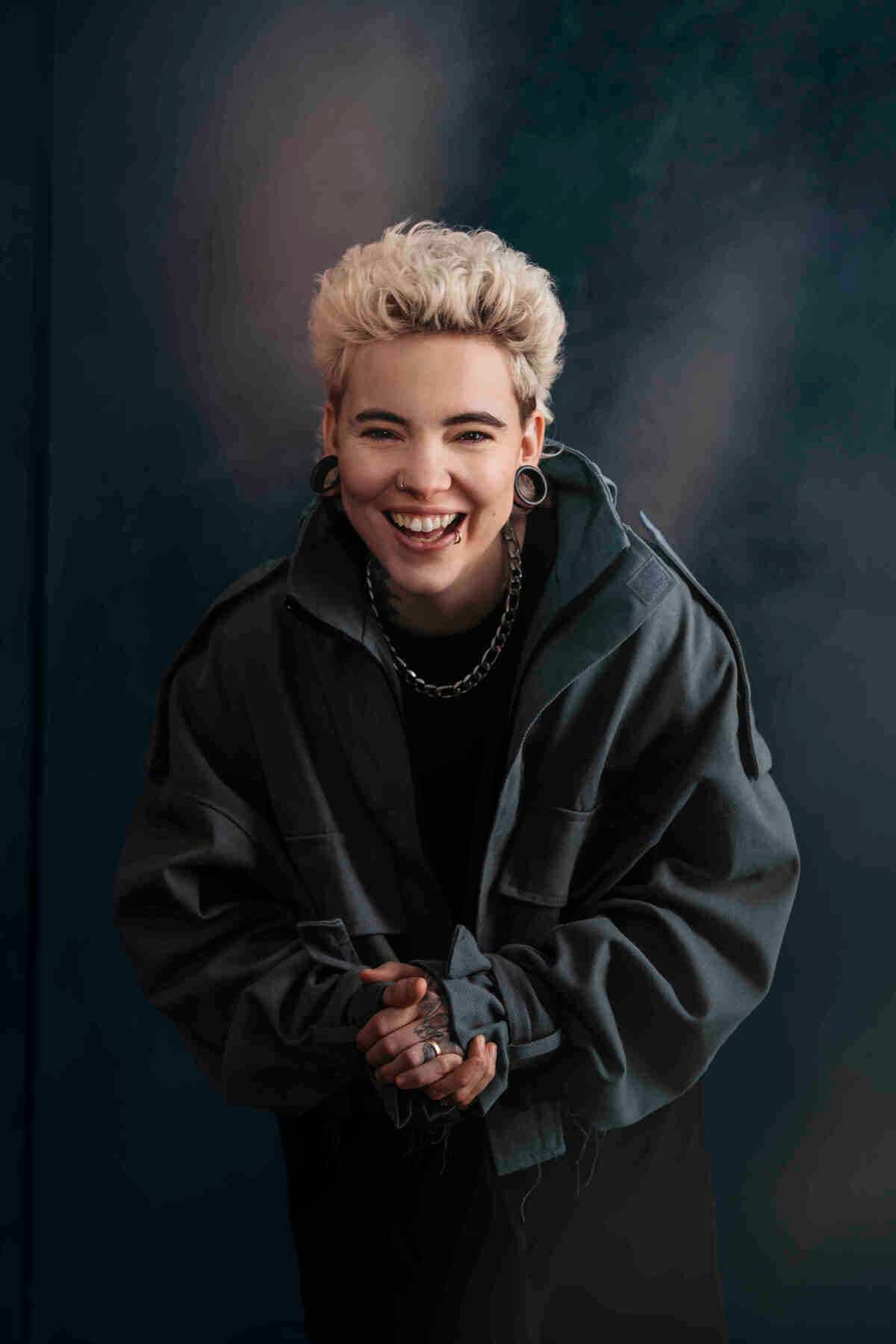 Elle ose un tatouage au visage 