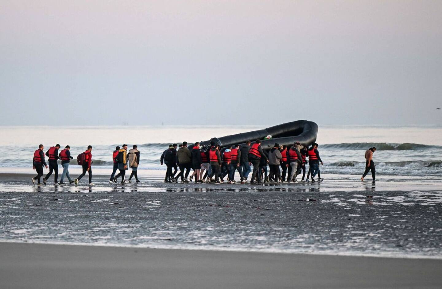 Près de 700 migrants traversent la Manche sur de petites embarcations en une journée