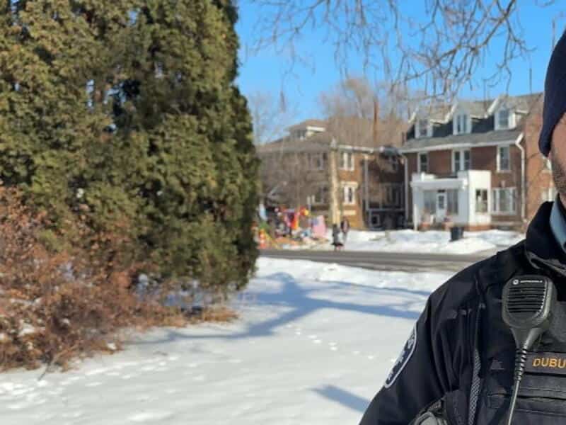 Mort dAlex Pretti : « On est pris entre larbre et l  écorce », confie un Québécois qui travaille comme policier à Minneapolis