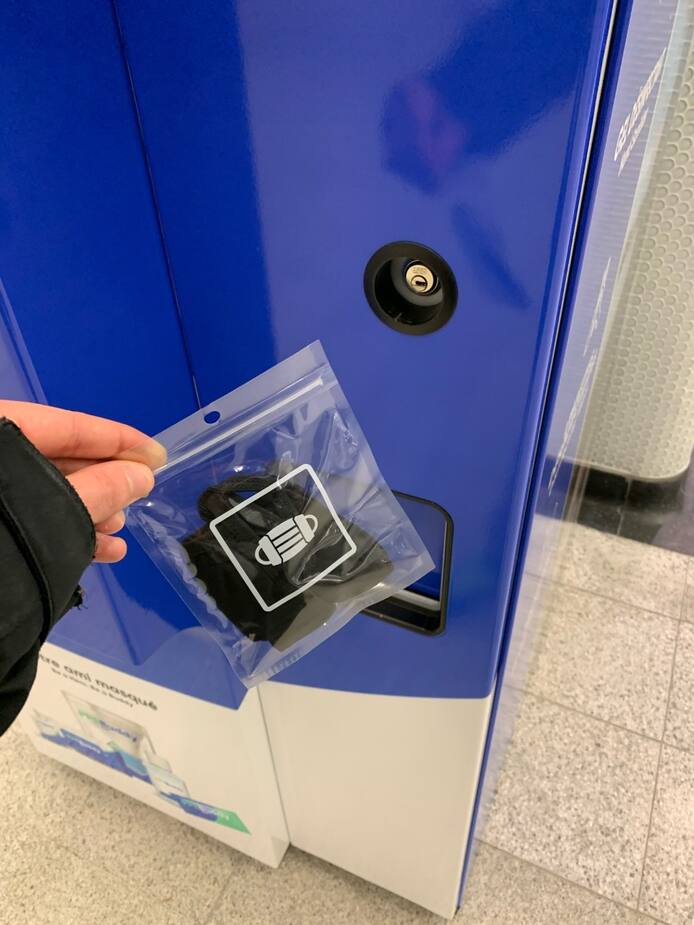 Les masques réutilisables vendus dans les machines distributrices dans les stations de métro de Montréal sont emballés dans un petit sac transparent.