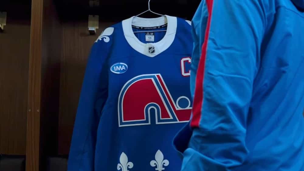 «Tabarslac que je suis content!»: les anciens réagissent au chandail de l’Avalanche aux couleurs des Nordiques