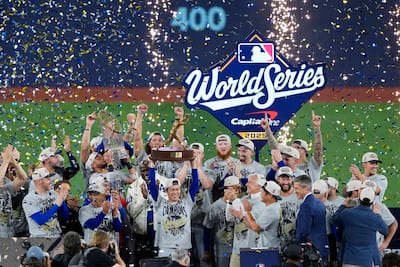 山本嘉信在道奇隊隊友的掌聲中接受了世界大賽 MVP 獎杯。