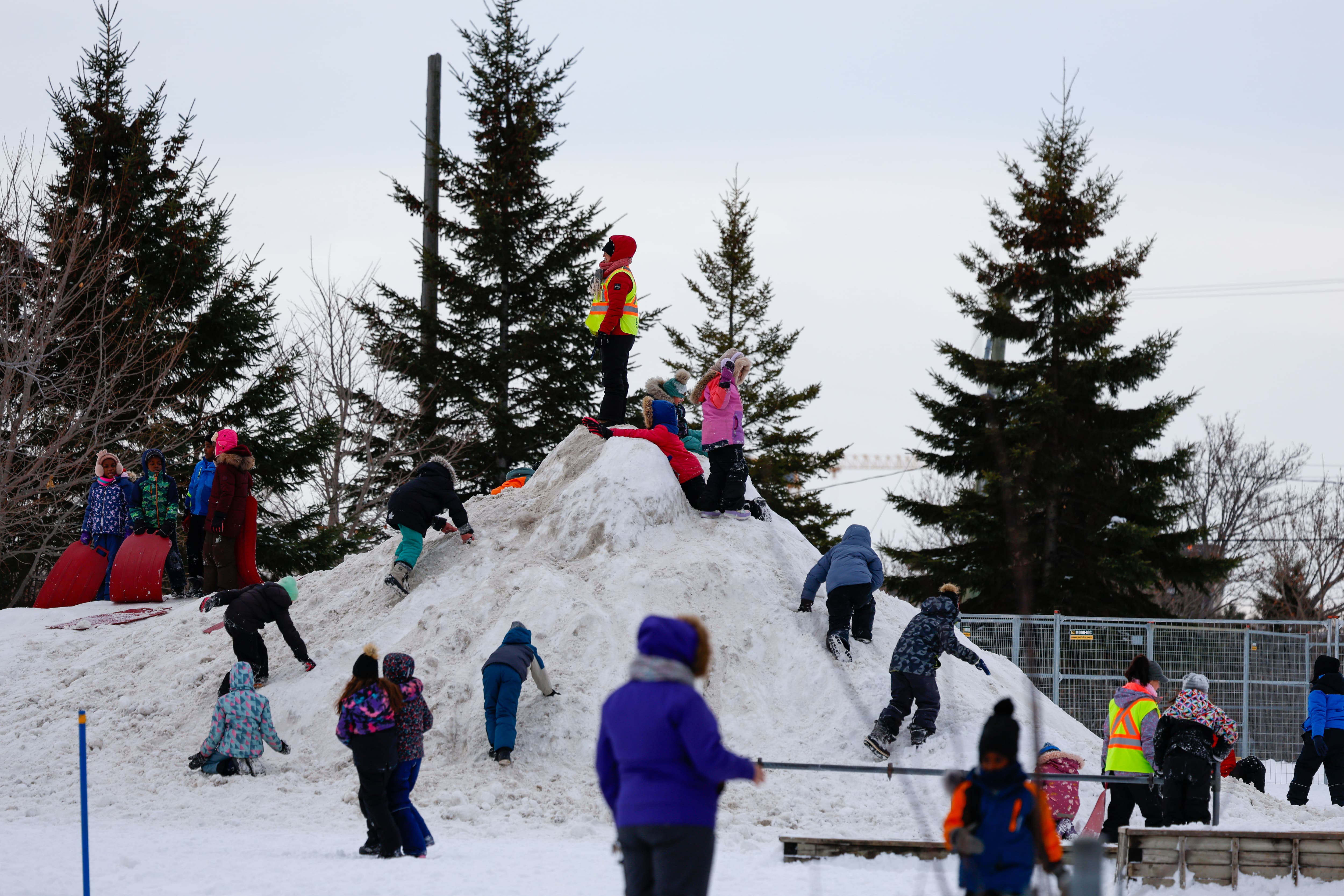Les buttes de neige doivent avoir une pente d’environ 25% et ne pas dépasser 3 mètres.
