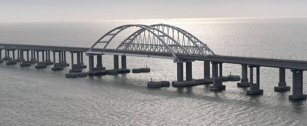 Moscou dit avoir détruit trois drones navals ukrainiens visant le pont de Crimée
