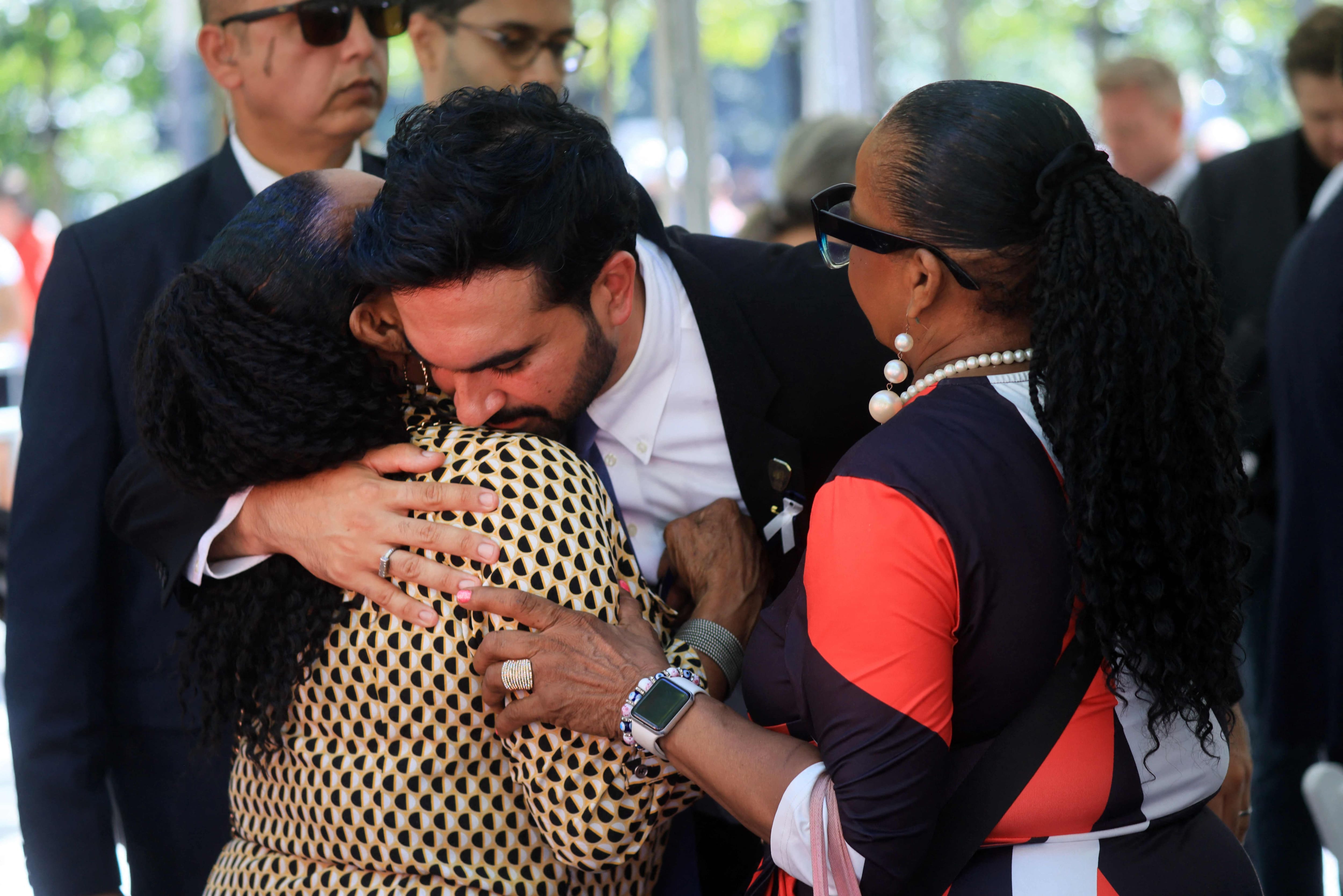 Le maire de New York Zohran Mamdani étreint des proches de victimes du 11 septembre lors d'une cérémonie commémorant le 25e anniversaire des attentats terroristes du 11 septembre contre le World Trade Center, au Mémorial et Musée national du 11-Septembre, le 11 septembre 2026 à New York.