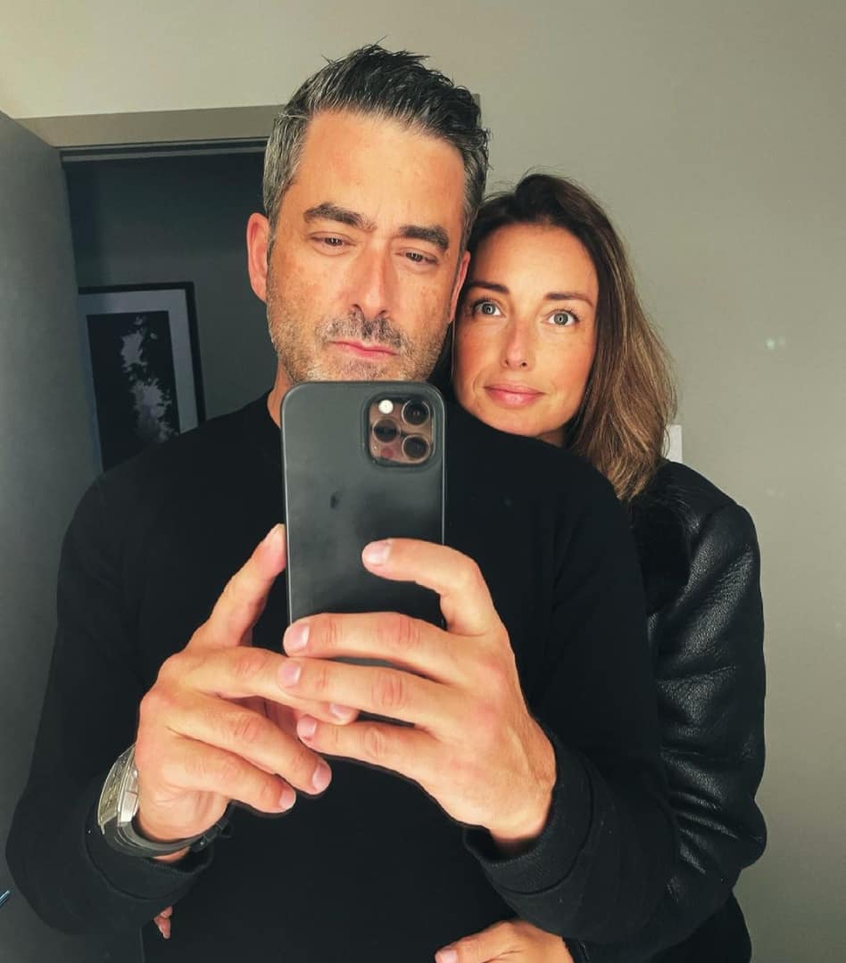 Complètement glamour pour une séance photo