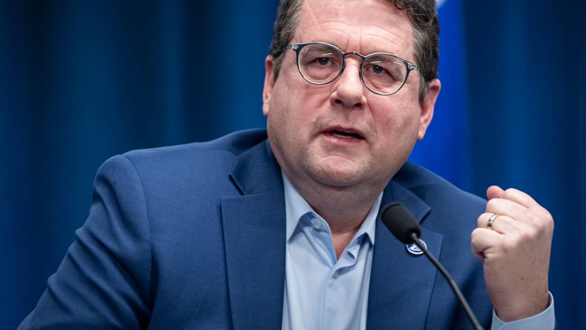 Bernard Drainville veut couper l'aide sociale des demandeurs d’asile